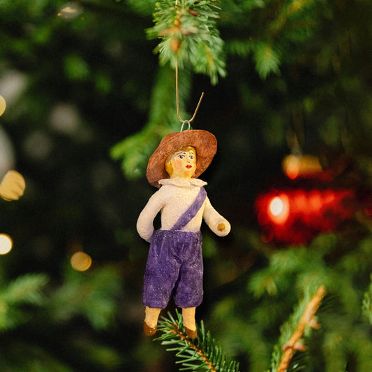 Weihnachtspuppe Junge mit braunen Hut