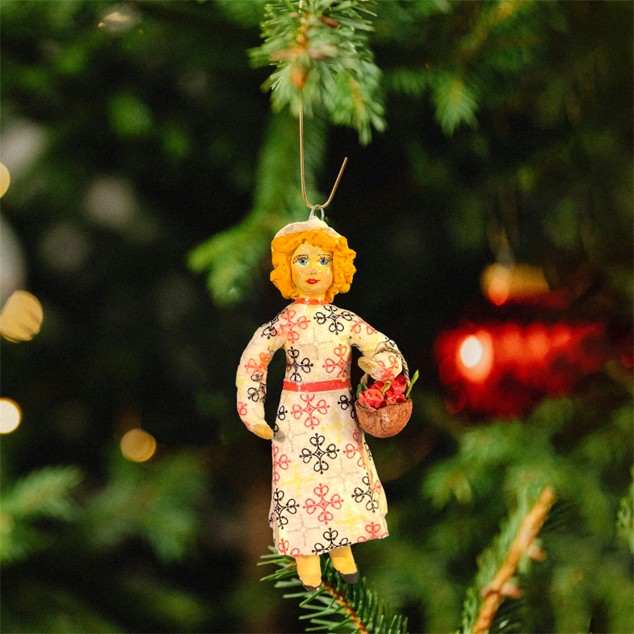 Weihnachtspuppe Frau im gemusterten Kleid