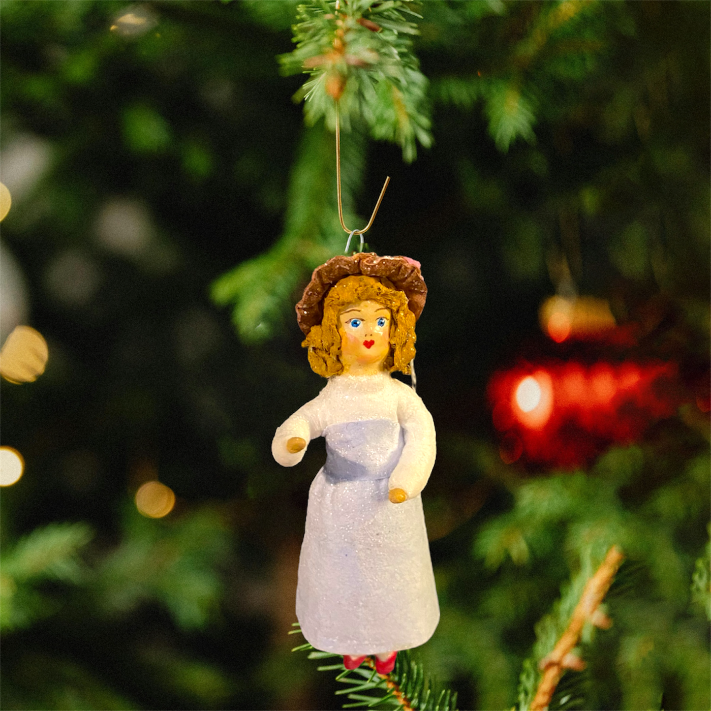 Weihnachtspuppe Frau im lila Kleid