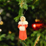 Weihnachtspuppe Frau im roten Pelzmantel