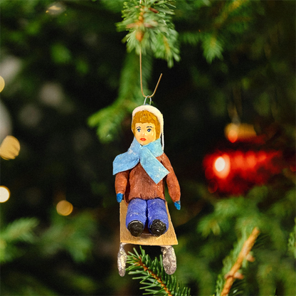 Weihnachtspuppe Junge am Schlitten