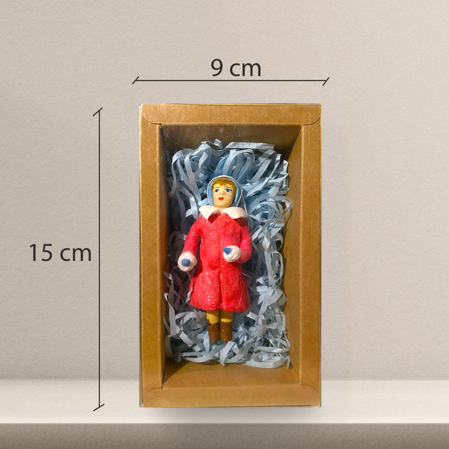 Weihnachtspuppe Mädchen im roten Mantel