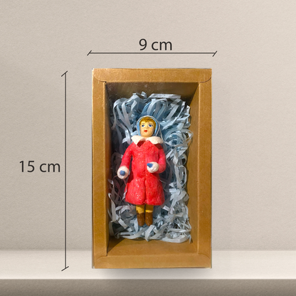 Weihnachtspuppe Mädchen im roten Mantel