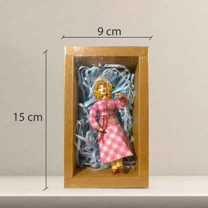 Weihnachtspuppe Frau im rosa karierten Kleid