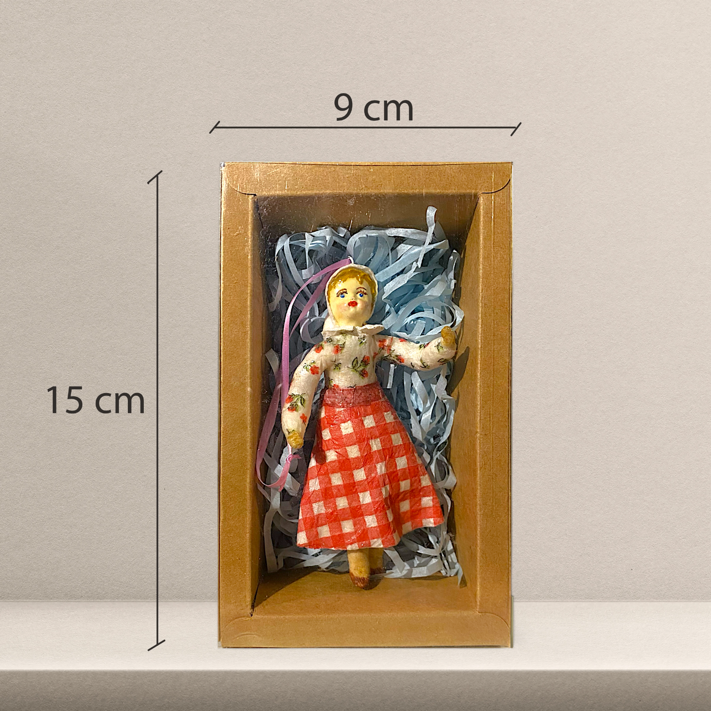 Weihnachtspuppe Frau mit karierter Schürze