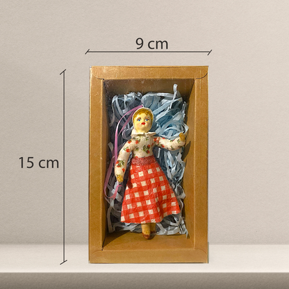 Weihnachtspuppe Frau mit karierter Schürze