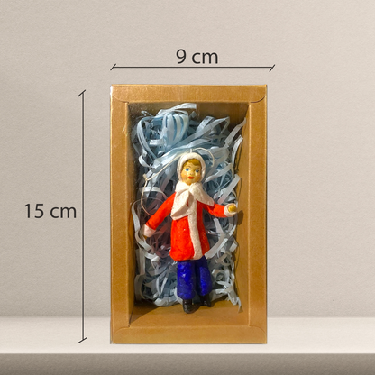 Weihnachtspuppe Mädchen im roten Mantel