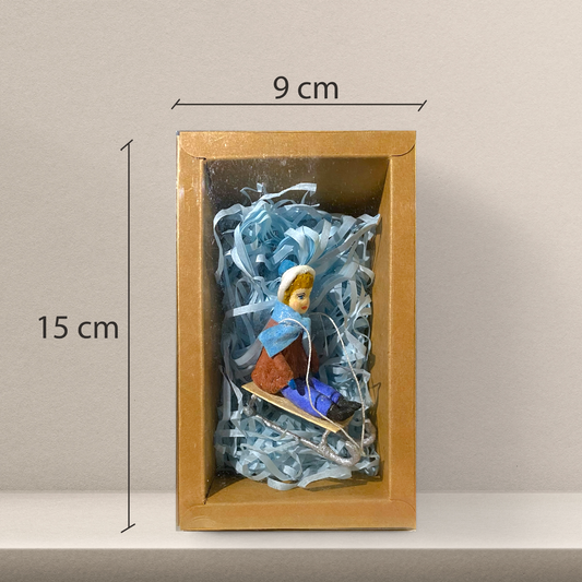 Weihnachtspuppe Junge am Schlitten