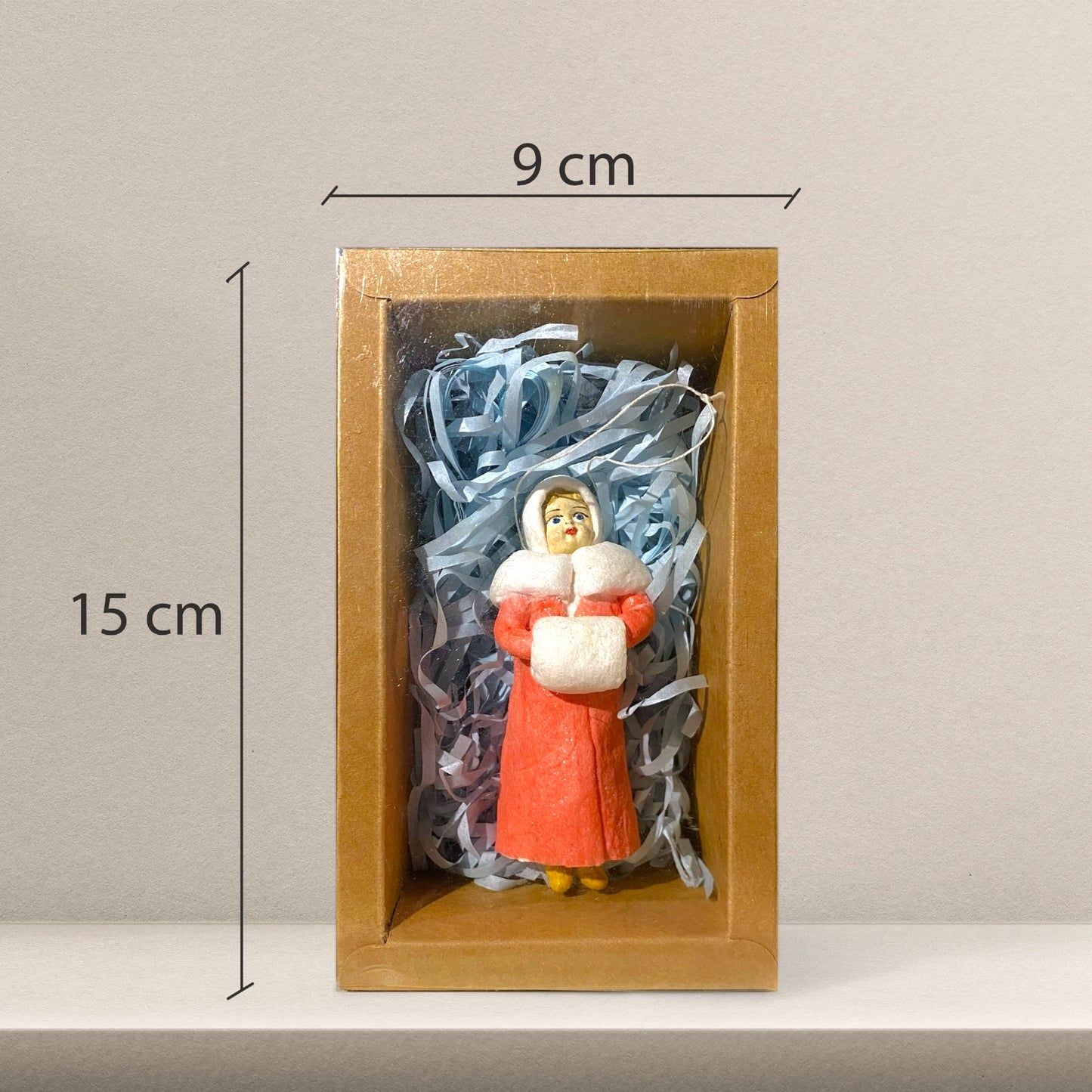 Weihnachtspuppe Frau im roten Pelzmantel