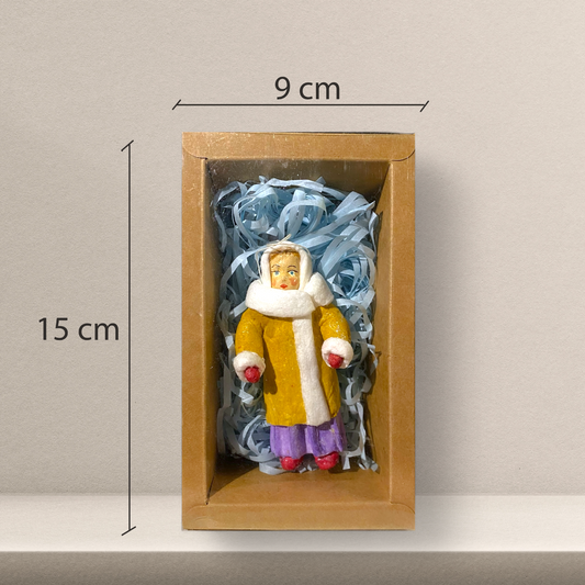 Weihnachtspuppe Junge in Winterkleidung